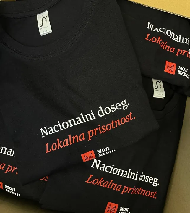Črne majice Moji mediji z napisom »Nacionalni doseg. Lokalna prisotnost.«